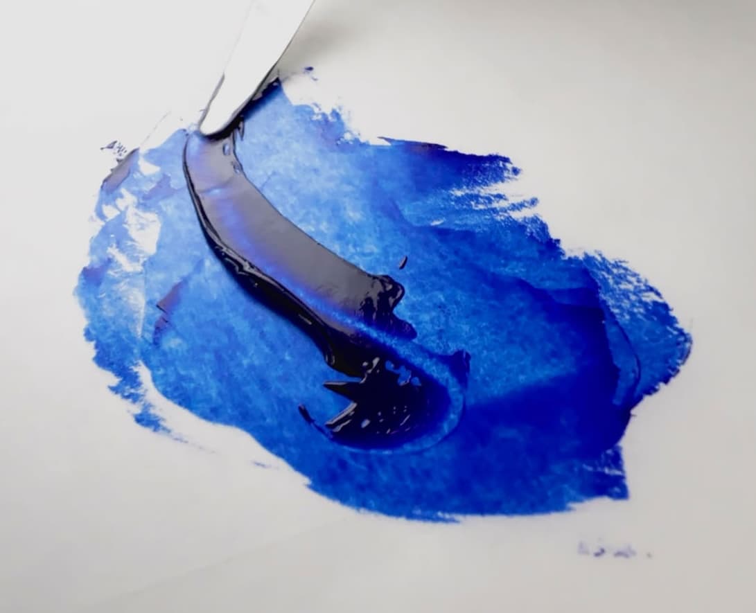A swoosh of Vasari Ultramarine Blue