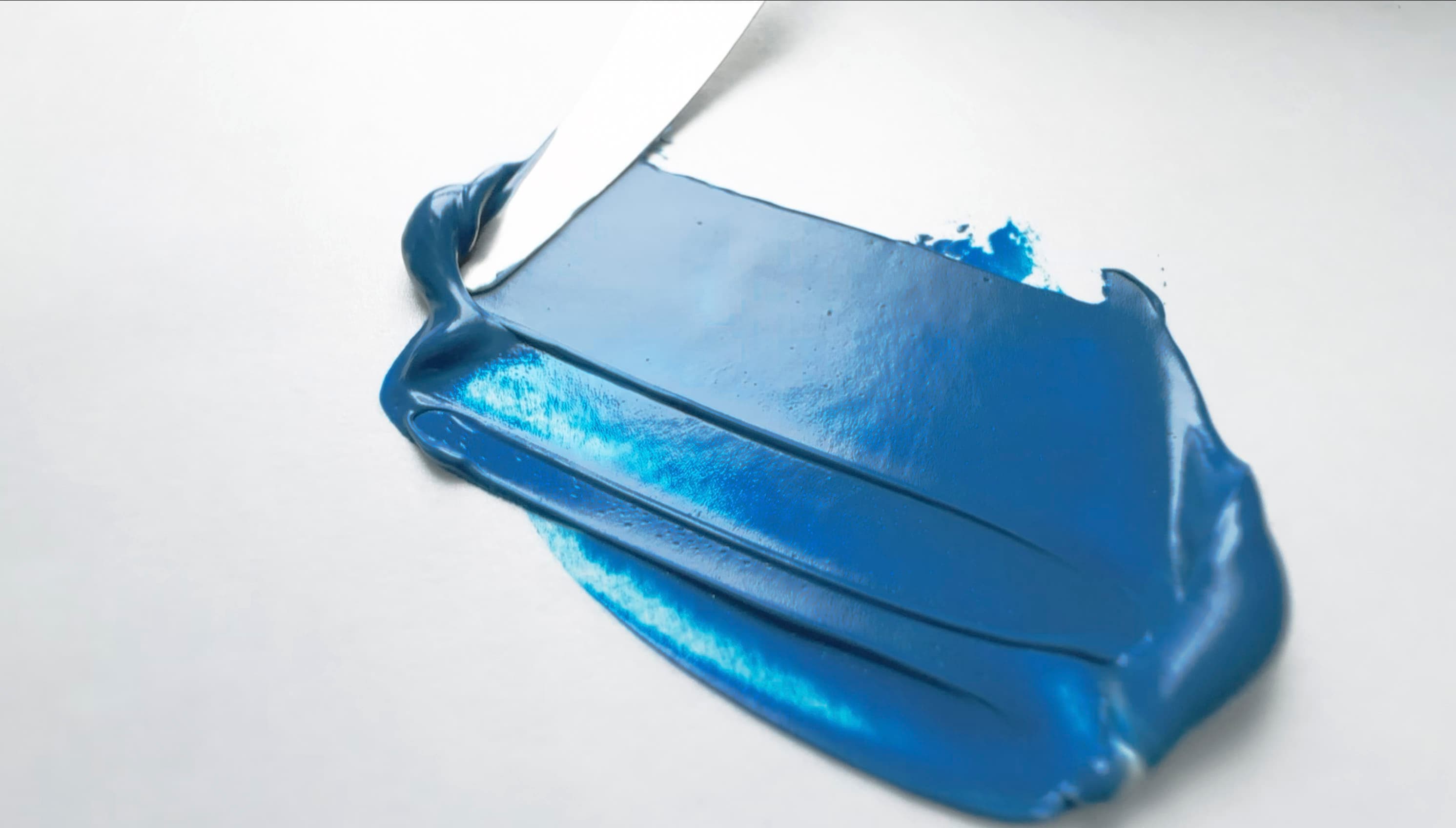 A swoosh of Vasari Genuine Manganese Blue oil paint