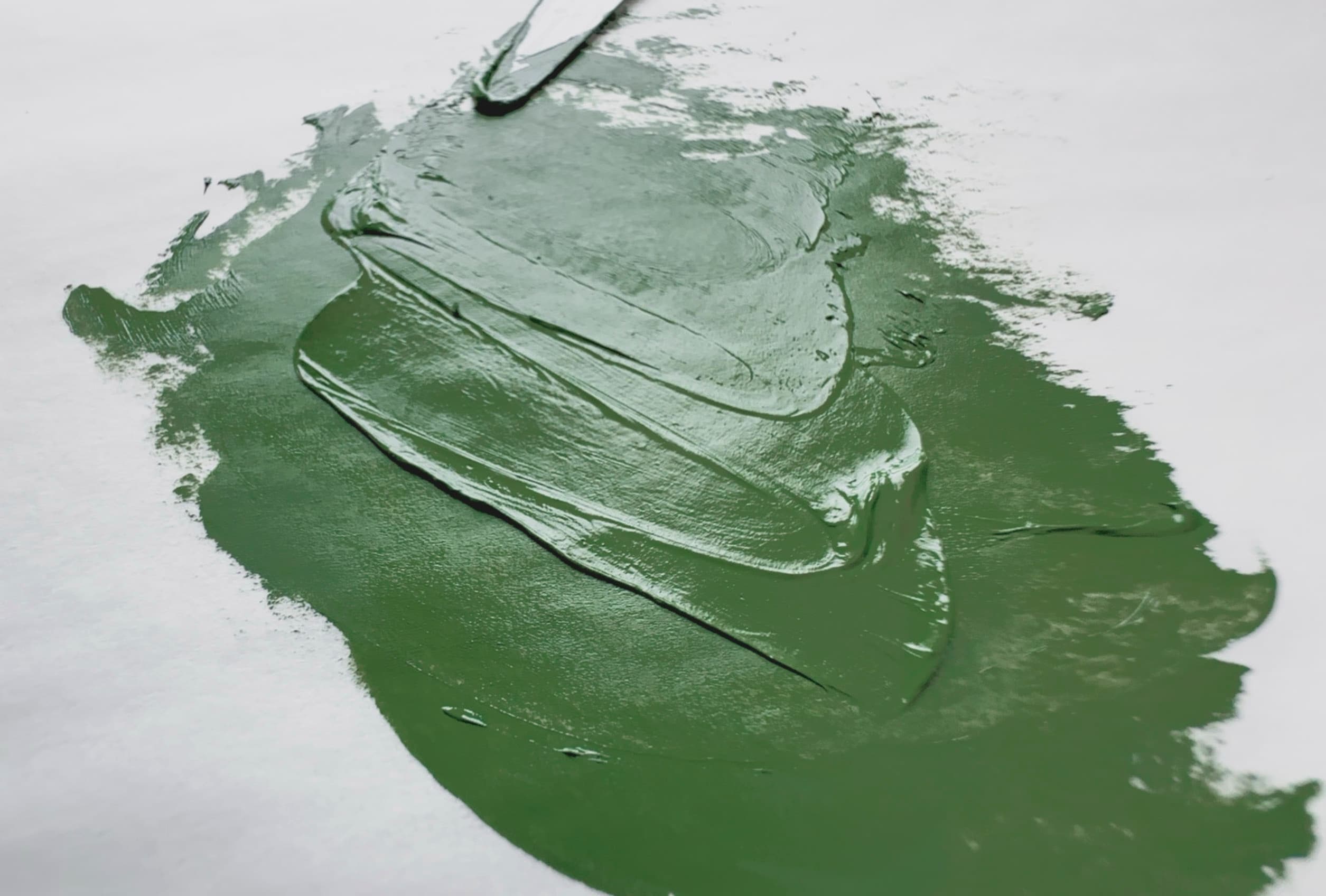 A touch of green oil paint made with pigment PG17