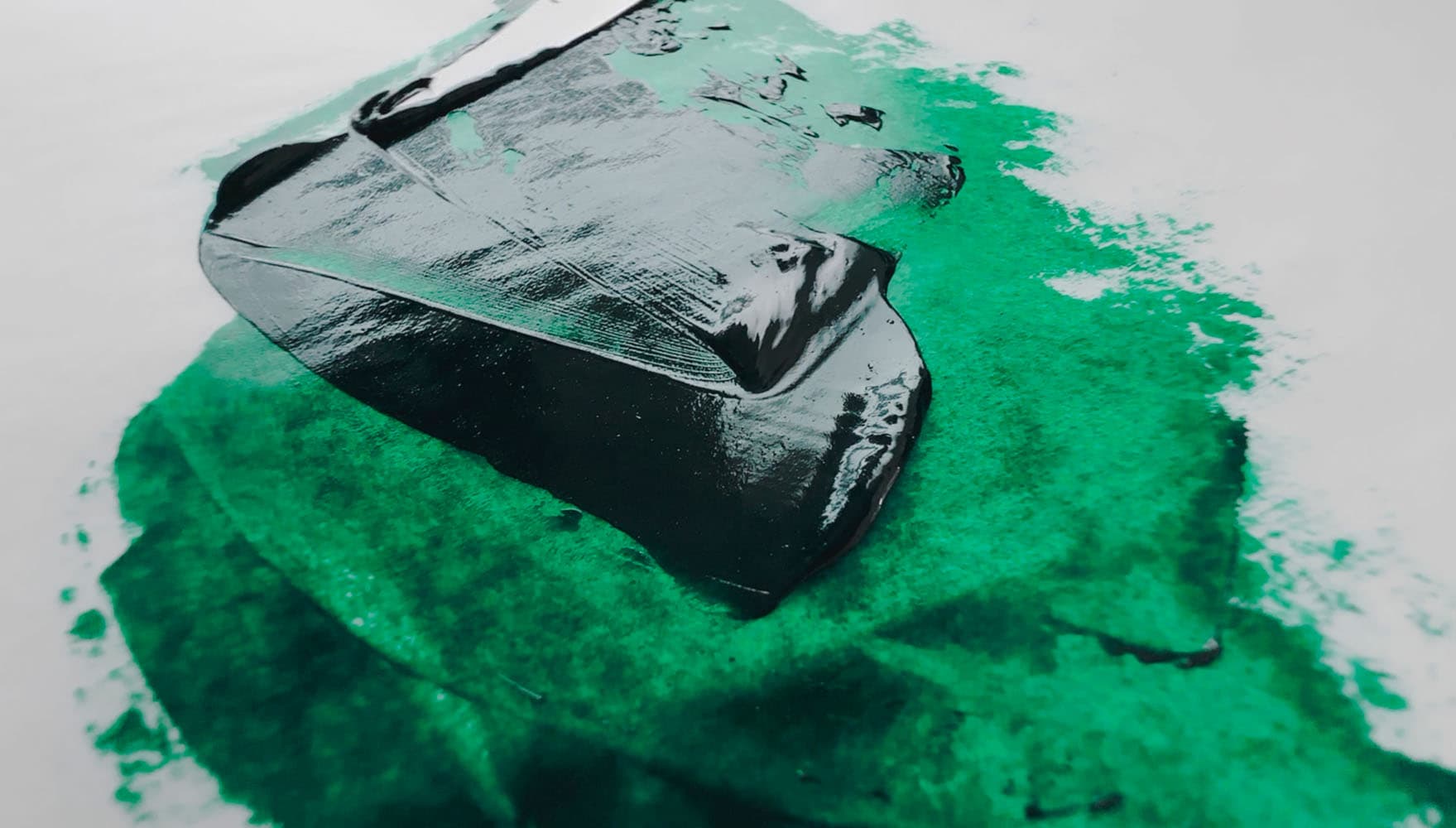 A stroke of phthalo green oil paint made by a palette knife