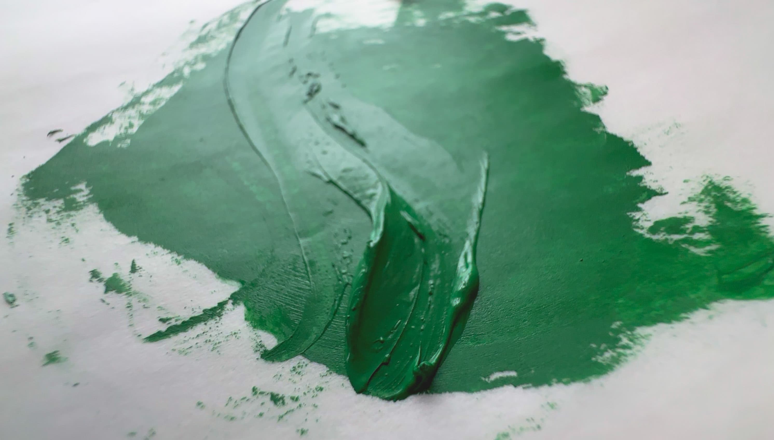 A stroke of bright green oil paint also made with pigment PG50