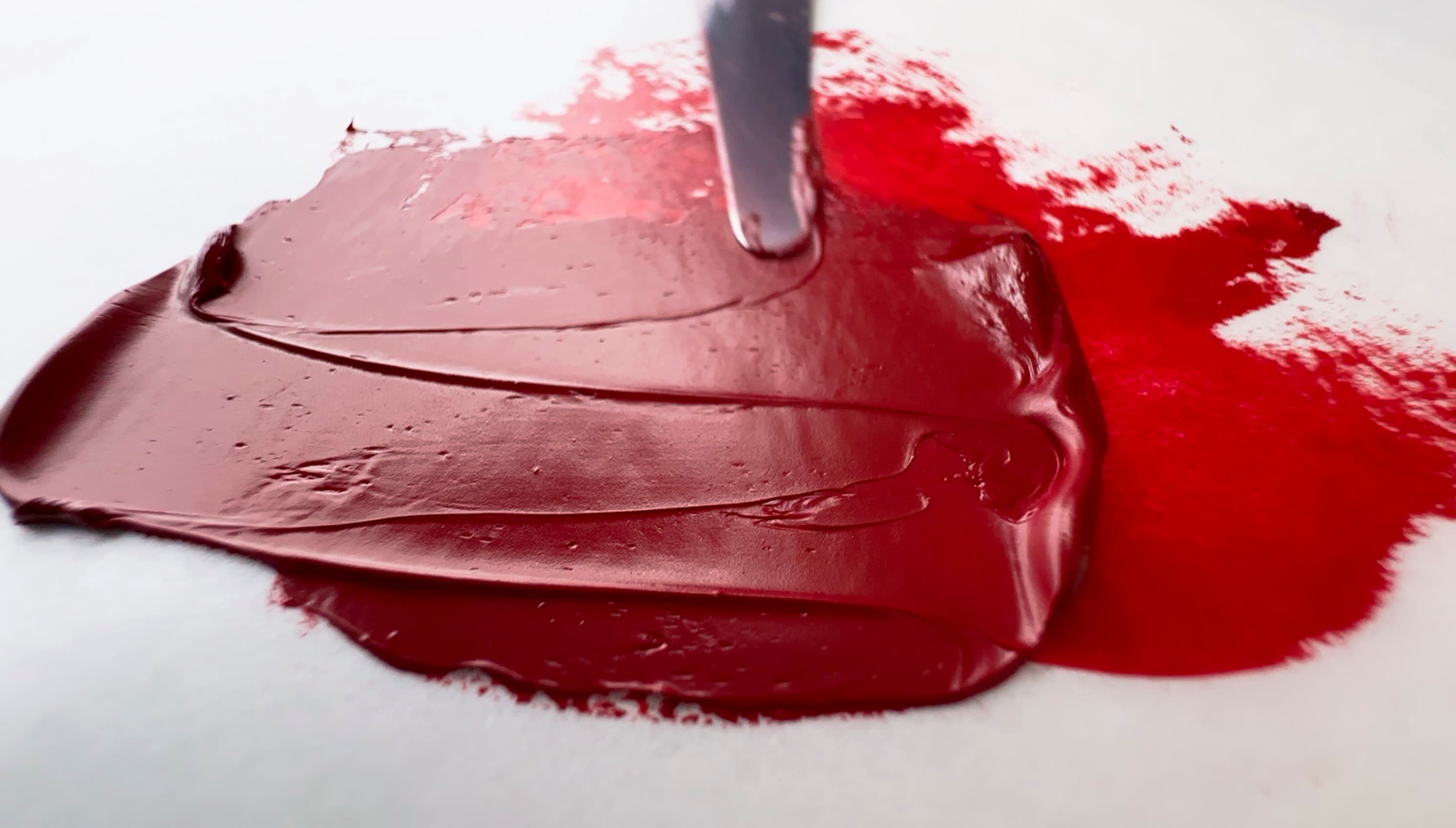 Lustrous red oil paint made of Anthraquinone Red