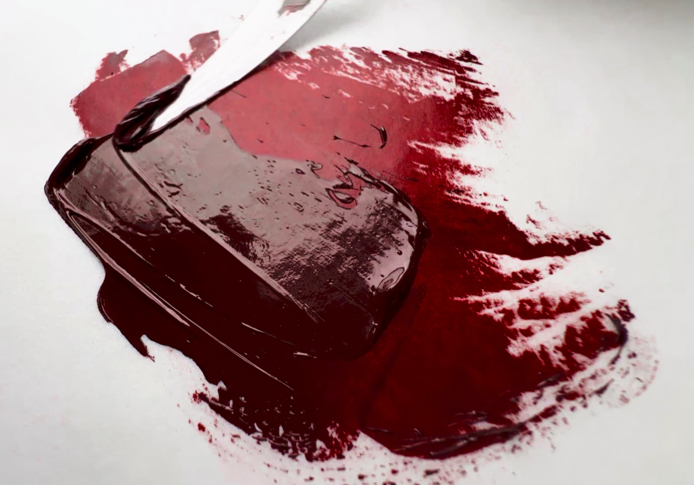 A glistening swoosh of maroon PR179 oil paint