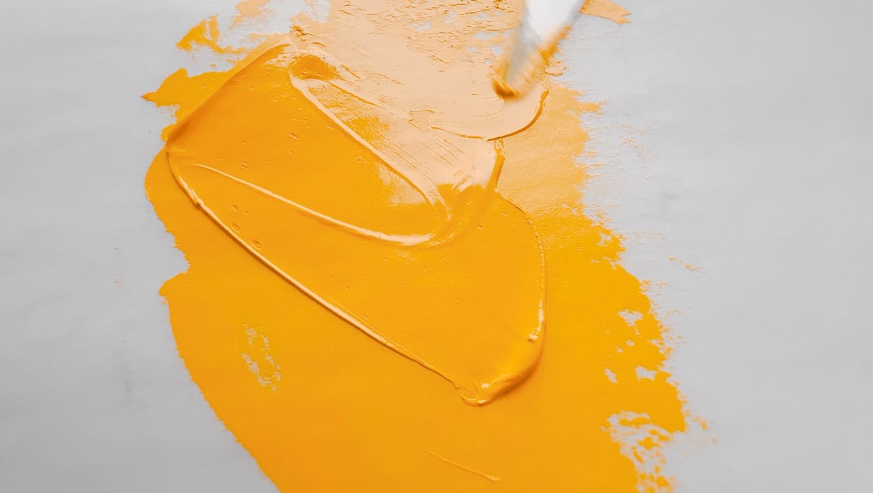 A dollop of yellow oil paint which is a warm yellow made of PY35